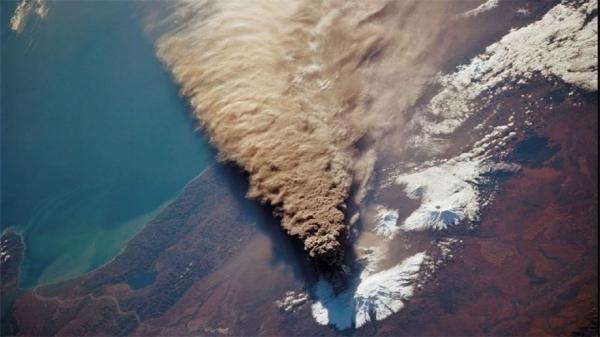 تصویر فوران یک آتشفشان از فضا