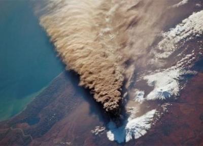 تصویر فوران یک آتشفشان از فضا