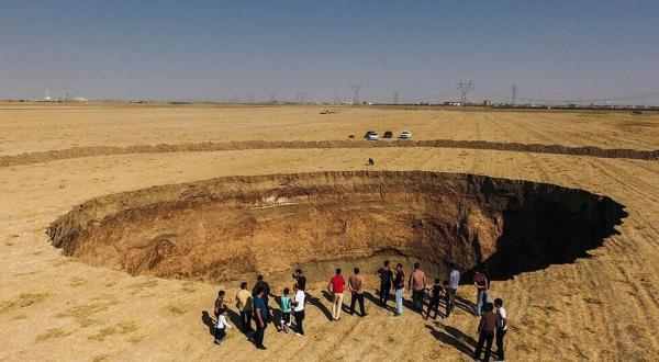 فروچاله های هولناک در کبودرآهنگ همدان ، عمیق ترین فروچاله به 30 متر می رسد