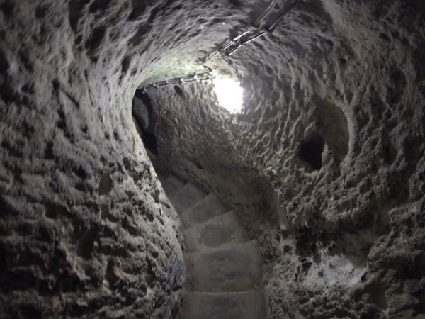 عکس ، مردی دیوار زیرزمین خود را تخریب کرد و یک شهر زیرزمینی باستانی را کشف کرد که 20000 نفر را در خود جای داده بود!